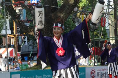 高知よさこい祭りと炎天下市内散策の旅（二日目）～メイン会場の追手筋は予選を通過した選抜チーム。多くの踊り子は個人賞のメダルもひっさげて。。弾けちゅう笑顔ばあそのまま夜のフィナーレを迎えるきね～