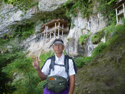 よく見れば　崖に張り付く　お堂かな　（三朝温泉三徳山三佛寺一人じゃ参拝できません）