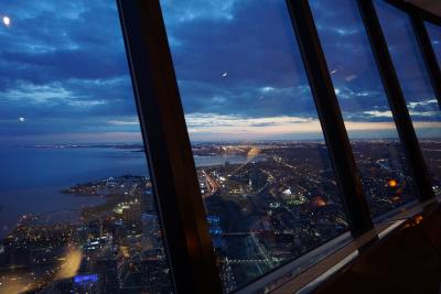 高さ351ｍからの眺めもご馳走！CNタワーでディナー☆トロント・夕暮れ～夜景　初カナダの旅8-2