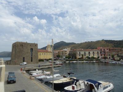夏の優雅な南イタリア周遊旅行♪　Vol233(第13日)　☆Acciaroli：素敵な漁村「アッチャロリ」　ノルマン塔と漁港を眺めて♪