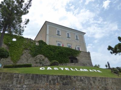 夏の優雅な南イタリア周遊旅行♪　Vol237(第13日)　☆Castellabate：美しき村「カステッラバーテ」　山上のお城を眺めて♪