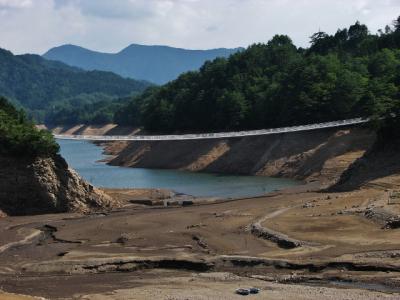 四国一の歩行者吊橋下のダム湖湖底を歩く