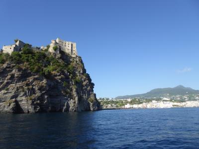 夏の優雅な南イタリア周遊旅行♪　Vol338(第18日)　☆Isola d'Ischia→Isola d'Capri：カプリ島へ優雅なクルーズ♪　アラゴン城と美しいイスキアポンテを眺めて♪