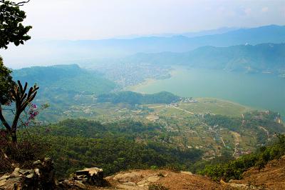 震災１年後のネパール（６）　ポカラ市街とフェワ湖を望むサランコットの丘