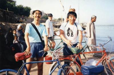 自転車を借りて、ナイル川を西岸へ渡るフェリーを待つ(1988/05/25)＠ルクソール/エジプト
