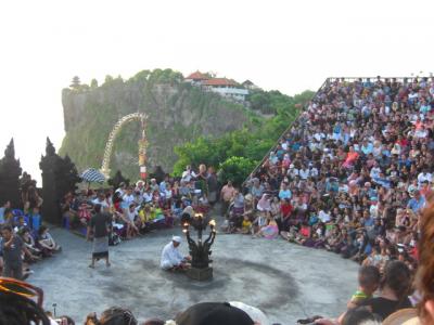 乾季のバリ島１４日間旅行１２日目（７月８日）　ウルワツ寺院でのケチャダンス