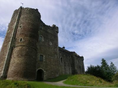 スコットランドの古城を車で巡る旅（２）     Doune城　　