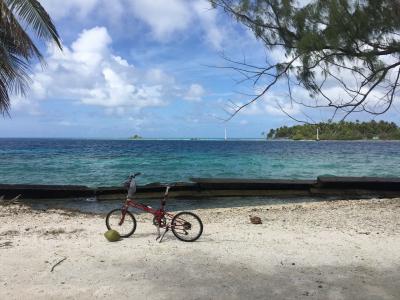 ランギロア島でサイクリング