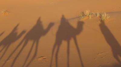 (28)2013年ＧＷモロッコの旅9日間(2)ﾊﾞｽの故障 ｽﾞｲｽﾞ渓谷 ﾏﾃﾞｨﾄｩのｶｽﾊﾞ エルフード ｻﾊﾗ砂漠の夕日と日の出 ﾒﾙｽﾞｰｶ