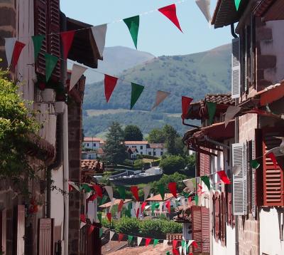 2016年8月　スペイン、フランス　合わせて　5泊　　日程　詰め詰め　暑々の旅　（１７）　バスクの街　サン・ジャン・ピエ・ド・ポー　バスクのお祭りは　GOGOTIK　男性合唱団　集結