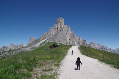 地球タビカゾク　親子4人でイタリア・ドロミテで山歩き＆ドライブ