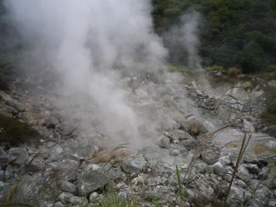 湯煙りと霧にむせぶ雲仙で温泉を満喫する