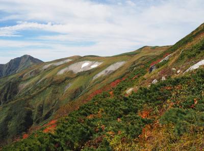 飯豊山　青空と紅葉前線を追いかけて＜何と日本海までも見れました＞♪　川入から　　