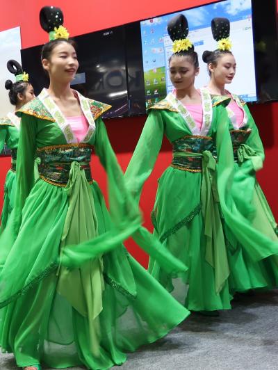 ツーリズムEXPO-11　中国ステージ：宮廷舞踊の優雅さ伝えて　☆重慶雑技芸術団が来演
