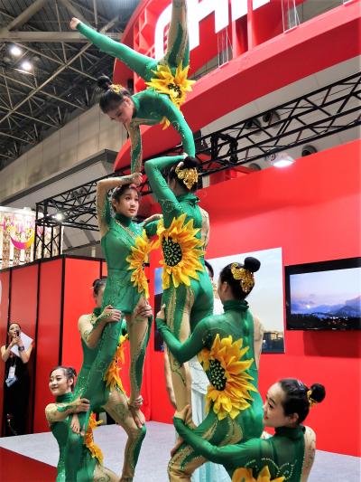 ツーリズムEXPO-15　重慶雑技芸術団ｄ：女子組体操は４重層　☆しなやかに均衡保って