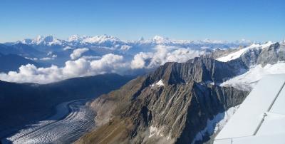 絶景！アルプス遊覧飛行、アレッチ氷河上空を飛ぶ