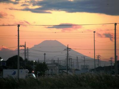 夕方の散歩・・・夕焼けの空や関東平野を囲む山々を見ながら歩きました