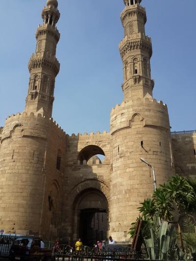 ファーティマ朝のモスク＆テント職人の市場　ズウェーラ門周辺