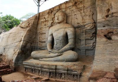 灼熱と豪雨、そして笑顔のスリランカ（５）　貯水池のほとりの洗練された仏教遺跡群～中世シンハラ王朝の都ポロンナルワ