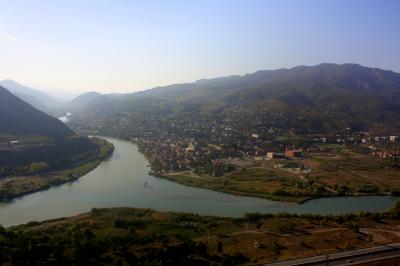 列車でのアゼルバイジャンとジョージアの出入国用紙の書き方と、ムツヘタからジュヴァリ聖堂までの徒歩での行き方