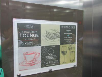 せやせや、小腹が空いたのでルームサービスを注文したんやった