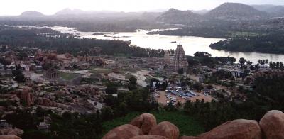 南インド、水郷コーチン・都市と寺院遺跡のハンピとバーダミ