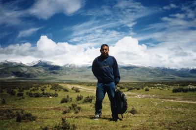 ラサから青蔵高原を走って、唐古拉（タングラ）峠（海抜5,231m）を越えて、３０時間以上かかって、ゴルムドへ到着＠チベット/中国