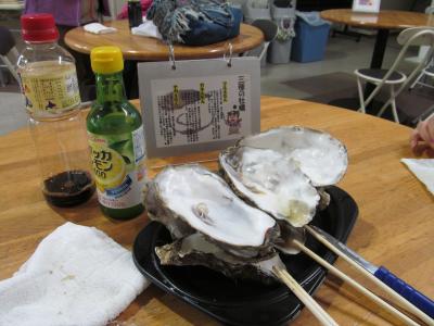 厚岸、いつもの「エーウロコ」にて、レンジでチンの、簡単あったかおいしい牡蠣（かきえもんたちを）をいただきっ！