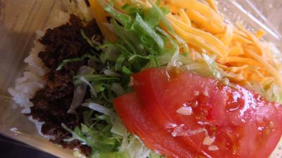 沖縄　金武町でタコライス