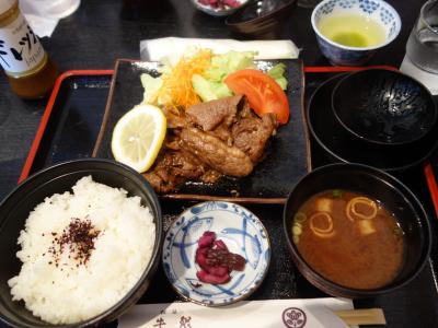 松阪に来たからには松阪牛。でも，お金がないので，ステーキではなく，焼肉定食にしました。