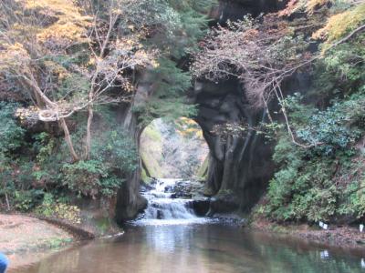 神秘的な濃溝の滝へ