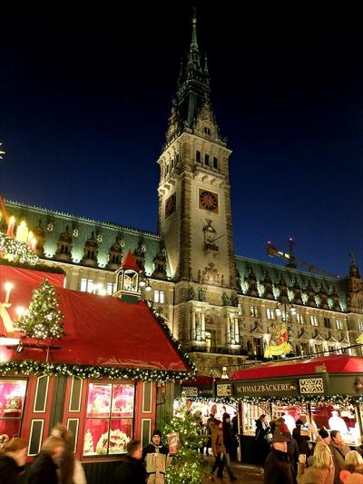 ★ハンブルク市庁舎前広場とトリッタウの町のヴァイナハツマルクト（クリスマス・マーケット）