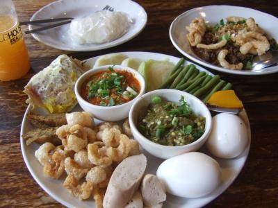 Mueang ChiangMai・ワットと食事と街並みと 1)