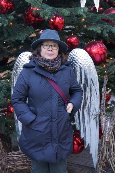 ザグレブと10のクリスマスマーケット巡り（5）日曜日の朝のザルツブルグのクリスマスマーケットでレッド・ブルの翼をさずかる。
