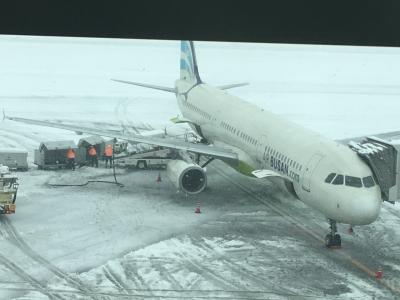 大雪の為、釜山に行くことができず飛行機で6時間待機。悲しい・・・。