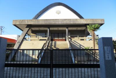 2015秋、功徳院はじめ十六箇寺(5/16)：金蓮山・来迎寺、閉まった門、放物線模様の本堂