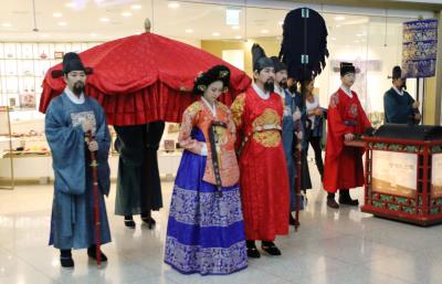 仁川国際空港で李王朝時代の王室の日常を再現するイベント王家の散策に遭遇