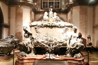 ハプスグルク家の皇帝が眠るカプツィーナー納骨堂見学後アウグスティーナーケラーでディナー