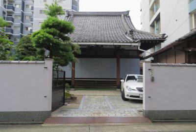 2015秋、功徳院はじめ十六箇寺(13/16)：勝楽寺：本堂、出入口が塞がれた白いパネル