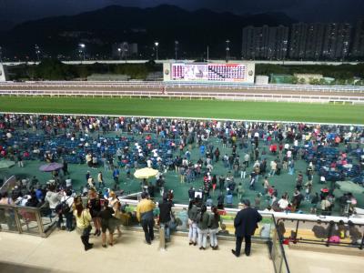 （香港国際競争）優雅にご飯を食べながら競馬観戦