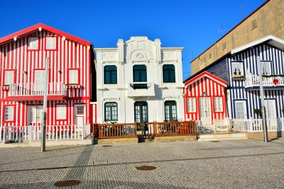 美と憂いのポルトガル Vol.4キュートなストライプの家並み”コスタノヴァ”を駆け抜ける真冬のマリンブルーの風