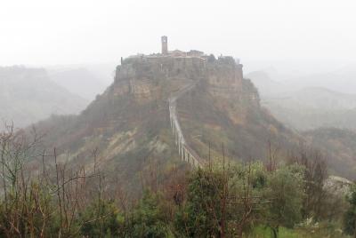 雨のチビタ・ディ・バニョレージョ（イタリア旅行前半）