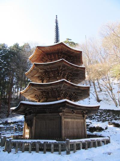 雪の信州の鎌倉、別所温泉の三重塔