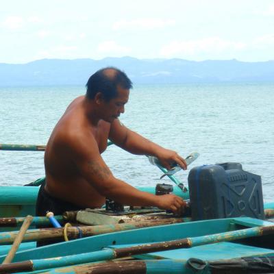 【3】小舟修理のステキ親父！自分の許容範囲の広さを知った☆フィリピン:レイテ島/タクロバン