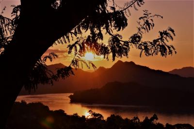 ルアンパバーンに行ってみた　「プーシーの丘」からメコンに落ちる夕日を眺めてみる　オッサンネコの一人旅