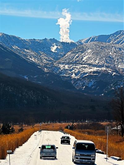 飯田高原・長者原附近　九重連山を望むバスドライブ　☆雪原/噴煙も見えて