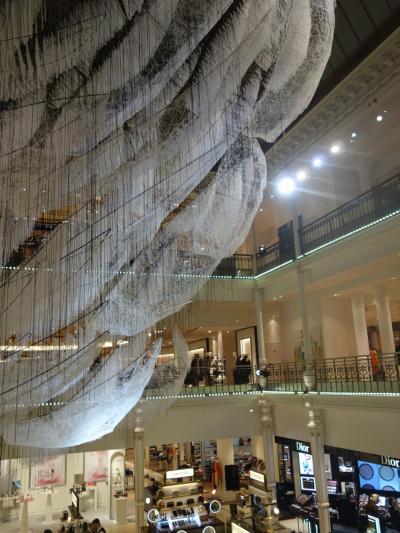 ル・ボン・マルシェではChiharu Shiota の大々的な作品が展示されていました