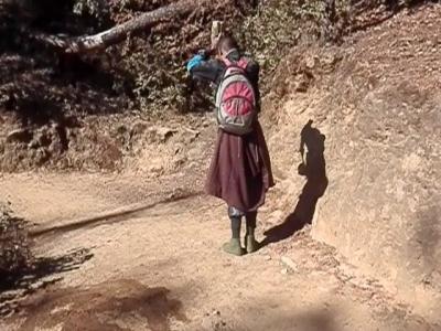 五体投地をしている巡礼者に出会い、タクツアン僧院で般若心経をあげる。