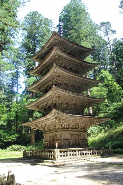 往復飛行機利用、日帰りで出羽三山神社を訪ねる。帰路はスターウォーズジェット。