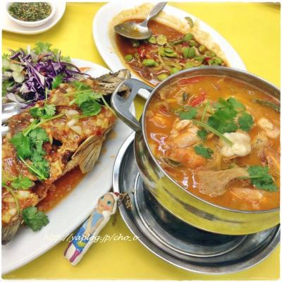 タイ南部の町ハジャイではしゃぐ。